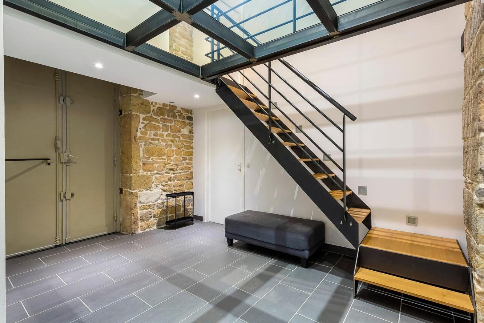Charlie-meublee De Gamme-duplex-260m2-lyon 1 Apartment