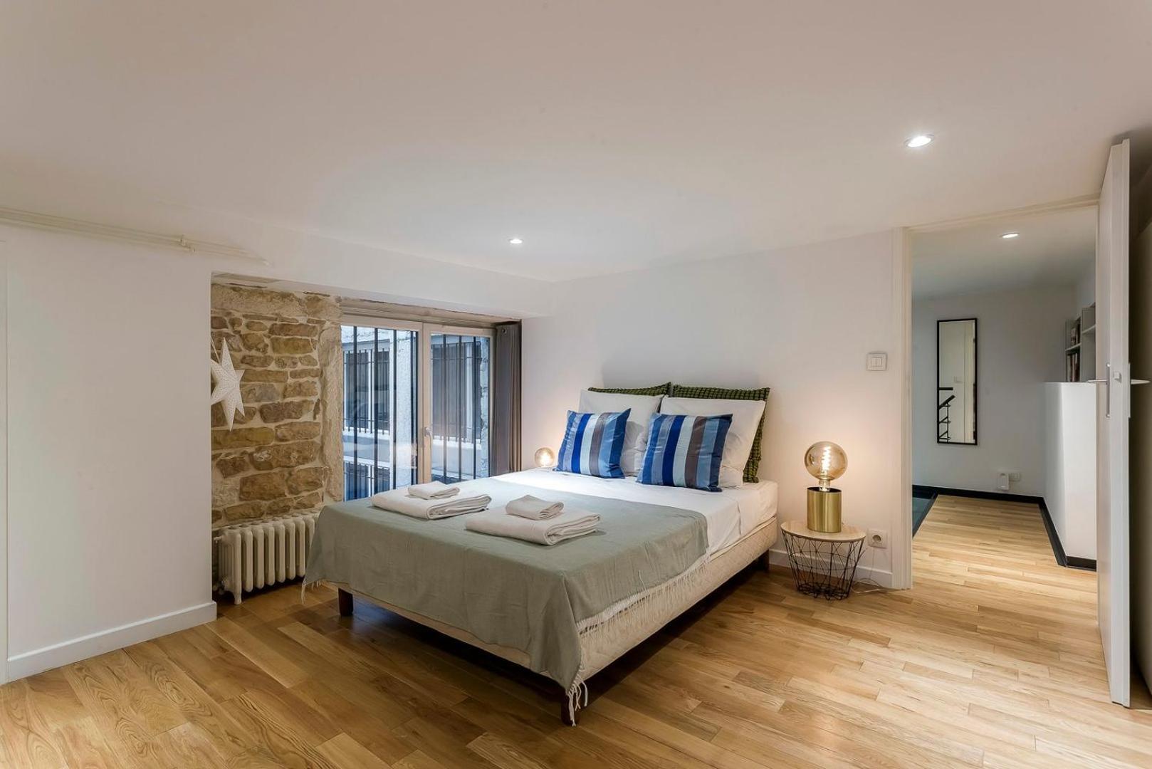 Charlie-meublee De Gamme-duplex-260m2-lyon 1 Apartment